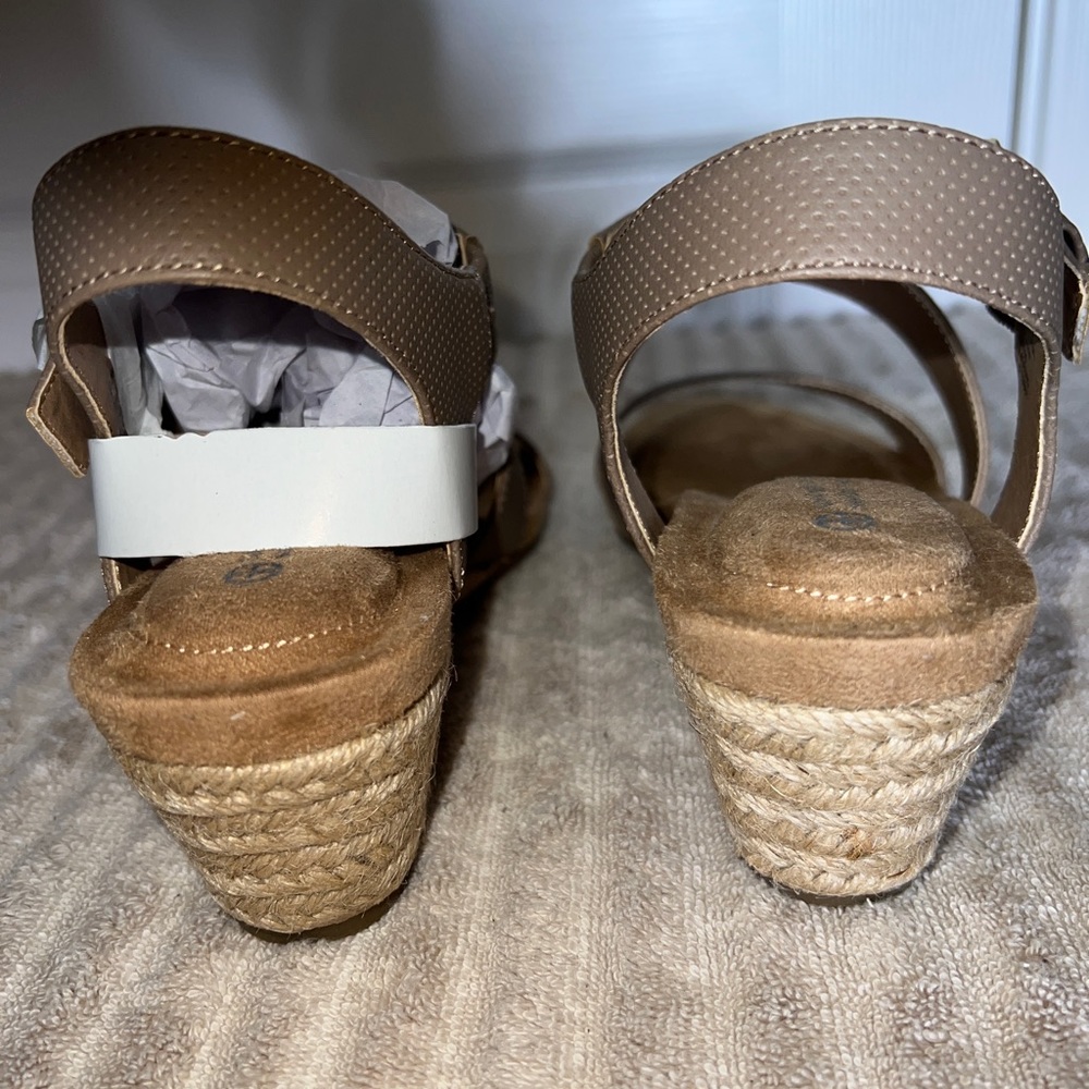 👡 NWOB! Giani Bernini Tan Sandals - Picture 6 of 12